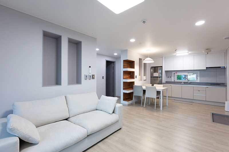 여수갯벌노을마을 신축 콘도형 숙소 거실과 주방