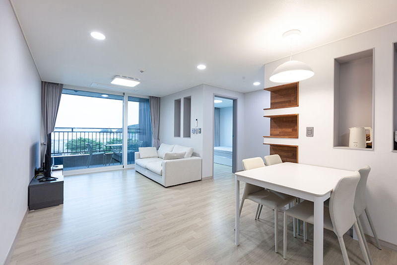 여수 오션뷰 콘도형 숙소 거실과 테라스