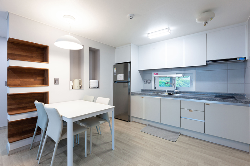 여수 취사가능 콘도형 숙소 주방과 식탁