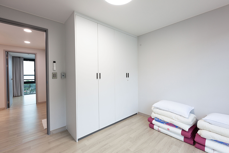 여수 콘도형 숙소 방 2개 구조의 침실