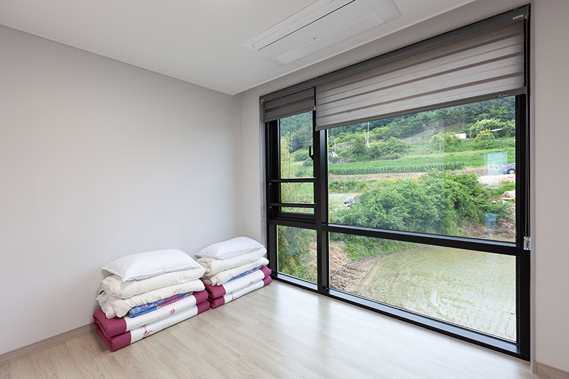 여수 콘도형 숙소 큰 창이 있는 침실